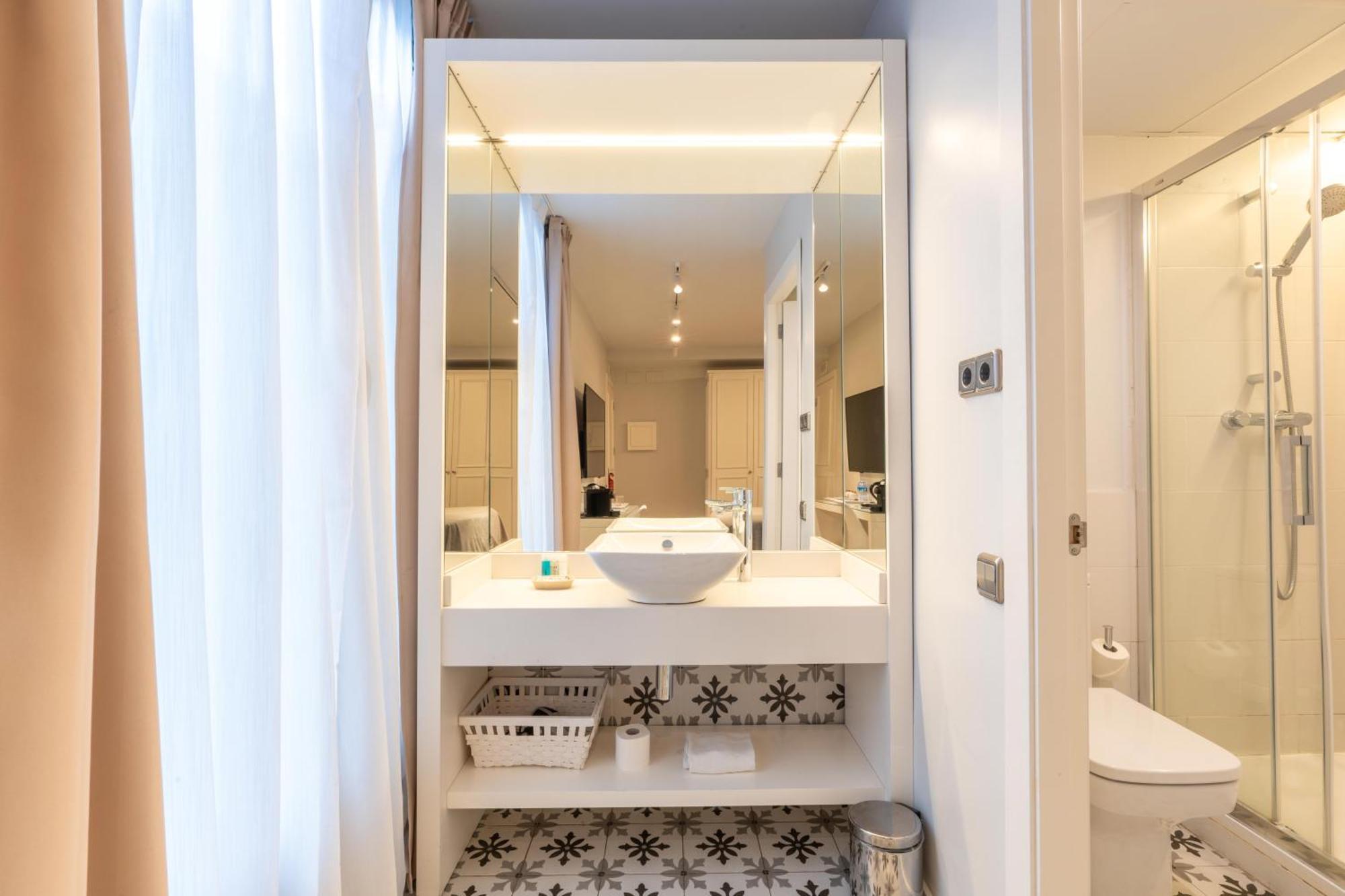 Serennia Fira Gran Via Exclusive Rooms Оспиталет-де-Льобрегат Экстерьер фото